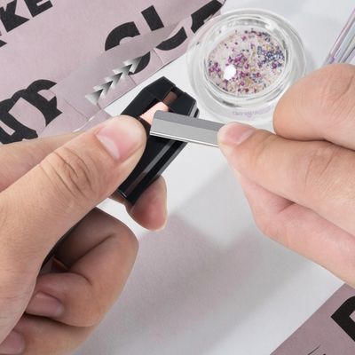 4 in 1 Kunststoff Augenbrauenstift Lippen Eyeliner Stift Kartensteckplatz Anspitzer Werkzeug Artefakt Permanent Make-up Zubehör
