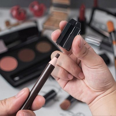 4 in 1 Kunststoff Augenbrauenstift Lippen Eyeliner Stift Kartensteckplatz Anspitzer Werkzeug Artefakt Permanent Make-up Zubehör